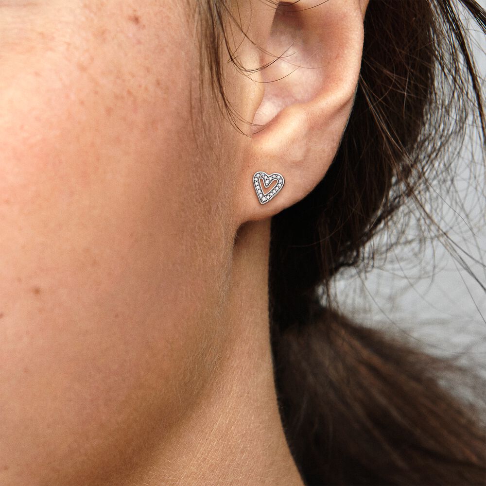 Aretes de Botón Corazón a Mano Brillante