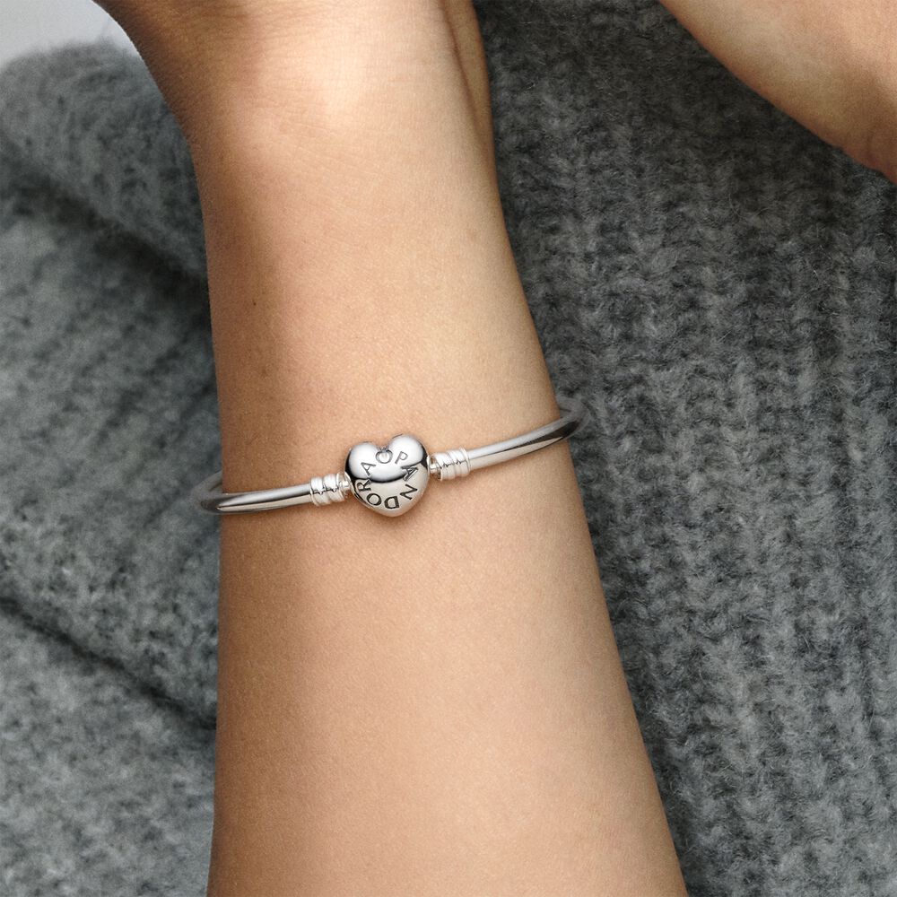 Brazalete Rígido con Broche de Corazón